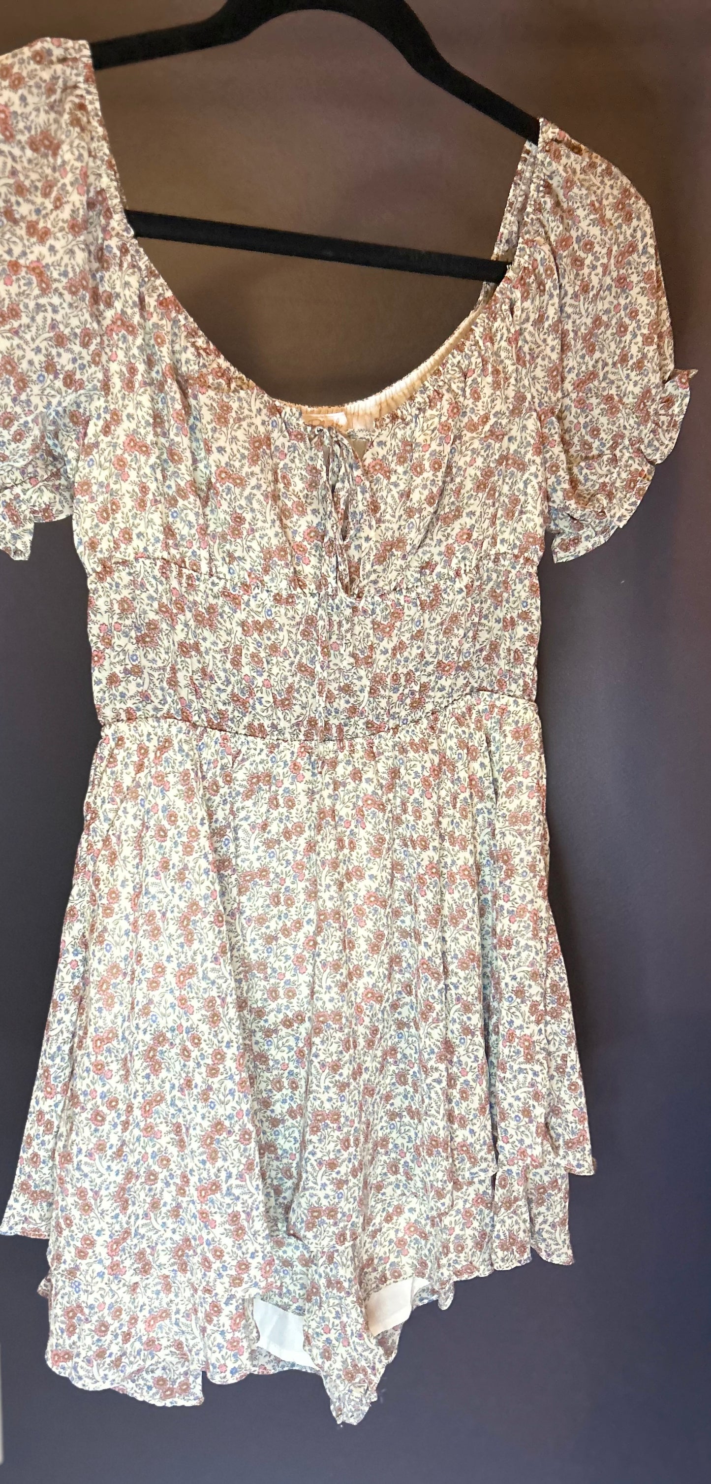 Lily Floral Tie Front Cutout Ruffle Hem
Romper